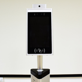 Планшет с инфракрасным термометром и функцией распознавания лиц